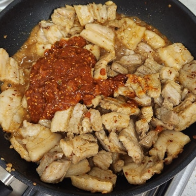 [Recipe] Spicy Korean Pork Stir-Fry (Jeyuk Bokkeum)