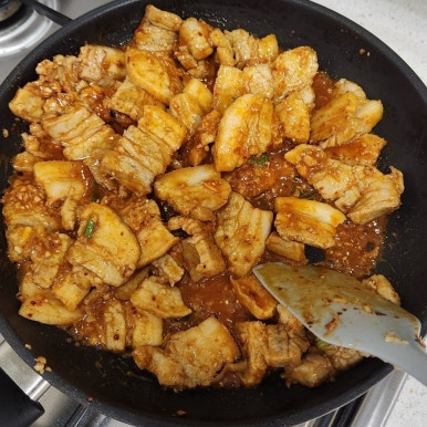 [Recipe] Spicy Korean Pork Stir-Fry (Jeyuk Bokkeum)