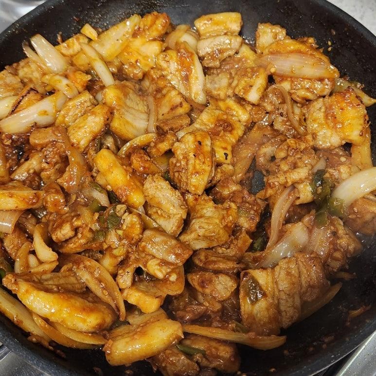 [Recipe] Spicy Korean Pork Stir-Fry (Jeyuk Bokkeum)